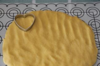 面团放到案板上，拍成4mm厚的薄片