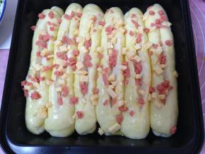 撒奶酪碎和火腿碎