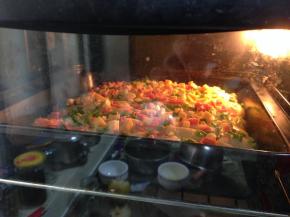 入烤箱中层，底火180度、上火170度、烘烤25分钟左右即可