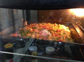 入烤箱中层，底火180度、上火170度、烘烤25分钟左右即可