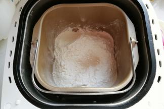 所有主面团材料除黄油外放入面包机桶内；（黄油揉面最后10分钟时再加入）