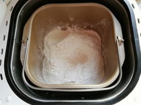 所有主面团材料除黄油外放入面包机桶内；（黄油揉面最后10分钟时再加入）