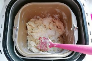 先把主面团材料翻拌混合一下，再加入发酵好的波兰种，然后开启揉面键揉面；