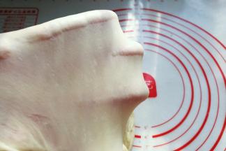 揉面至这种完全扩展阶段后，即揉面完成；