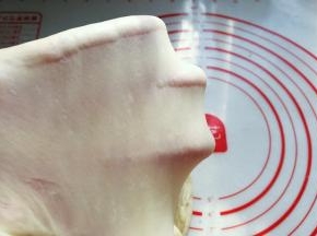 揉面至这种完全扩展阶段后，即揉面完成；