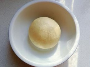 把揉好的面团取出揉光滑，放入容器中盖保鲜放在温暖处发酵；（当然也可以直接在面包机桶内发酵，依个人喜好选择）