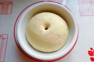 发酵至2倍大以上时，手指沾面粉插孔，不回缩不塌陷即发酵完成；