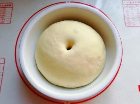 发酵至2倍大以上时，手指沾面粉插孔，不回缩不塌陷即发酵完成；