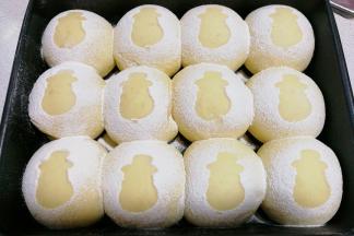 依次筛完做好所有雪人面包胚，放入预热好的烤箱中层上下火170度烤约25分钟左右即好；（中途上色满意后要及时加盖锡纸哦）