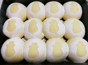 依次筛完做好所有雪人面包胚，放入预热好的烤箱中层上下火170度烤约25分钟左右即好；（中途上色满意后要及时加盖锡纸哦）