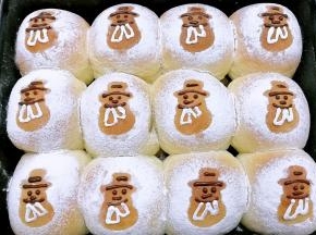 再溶一点黑白巧克力，分别装裱花袋，挤在雪人轮廓的脸部和围脖处，这样雪人模样就出来啦！