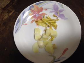 蒜切片、姜切丝