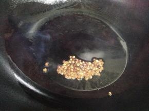 热锅凉油下入麻椒炸至紫色