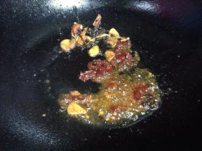 下入蒜和姜、郫县豆瓣酱炒出红油