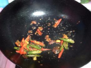 入辣椒炒出香味