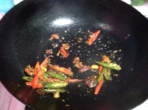 入辣椒炒出香味