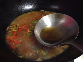 调入米醋和黄酒去腥