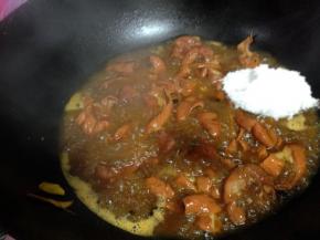 倒入刚才的液体煮开，加适量盐和糖调味