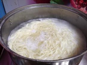 面条煮熟挑入碗中