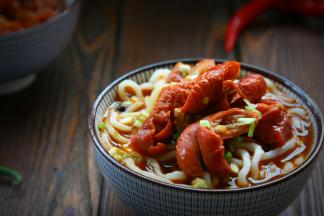 浇上肥肠和汤汁即可