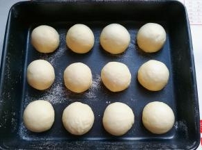 将醒发的小面团揉圆揉光滑，依次摆入烤盘中再次进行发酵；（如果不是不沾烤盘，可以先刷层植物油，再筛上一层薄薄的低粉防沾）