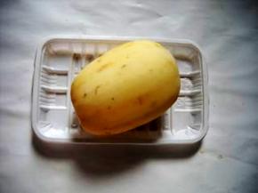 准备好莲藕、香肠、毛豆。