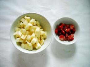 莲藕、毛豆洗净；莲藕香肠分别切好备用。