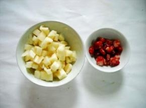 莲藕、毛豆洗净；莲藕香肠分别切好备用。