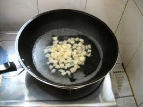 锅中水开，倒入莲藕焯烫至半熟，捞起沥干水分。