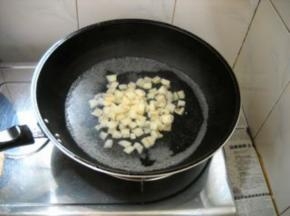 锅中水开，倒入莲藕焯烫至半熟，捞起沥干水分。