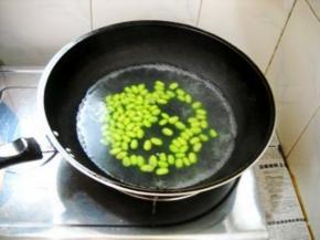 毛豆米倒入开水中焯烫，捞起过冷河，沥干水分备用。
