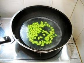 毛豆米倒入开水中焯烫，捞起过冷河，沥干水分备用。