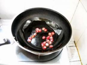 锅中油热，倒入香肠，煸炒出油。