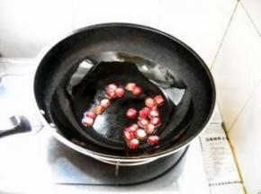 锅中油热，倒入香肠，煸炒出油。