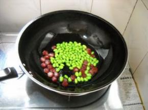 倒入毛豆，炒匀。