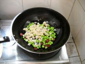 加入莲藕，炒匀。