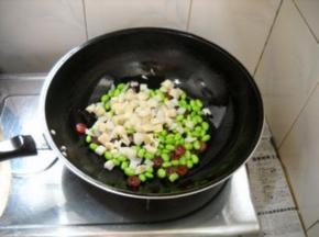加入莲藕，炒匀。