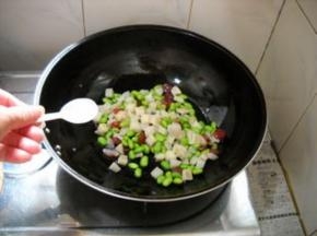 加入盐，炒匀。