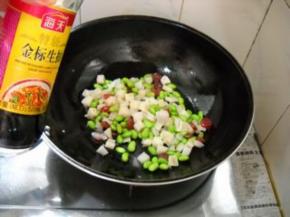 淋入生抽调好味后盛入盘中。