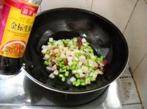 淋入生抽调好味后盛入盘中。