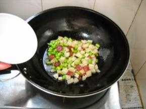 倒入少许水，煮1分钟。