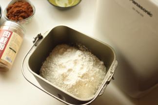 面团材料除了黄油外放进面包机里，先液体再粉类。