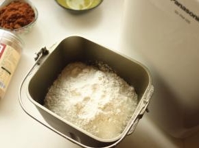 面团材料除了黄油外放进面包机里，先液体再粉类。