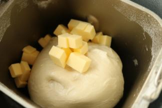 加入室温软化的黄油，再揉一个饺子面团程序。