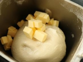 加入室温软化的黄油，再揉一个饺子面团程序。