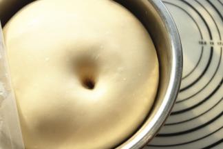 盖保鲜膜发酵至两倍大。