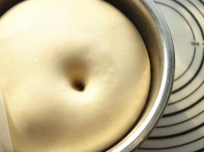 盖保鲜膜发酵至两倍大。