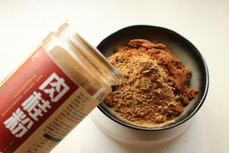 等待面团发酵的时间里我们准备馅料。赤砂糖粉和肉桂粉混合在一起。