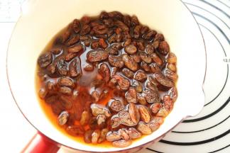 葡萄干加咖啡酒和适量水泡软，沥干水分待用。用朗姆酒也可以，我之前做提拉米苏买的咖啡酒剩了好多，所以拿来泡葡萄干，泡出来还有淡淡的咖啡味，也很不错。