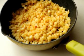 苹果去皮切小丁，锅里加入黄油，下入苹果丁炒至表面焦黄，软而无水分，晾凉待用。